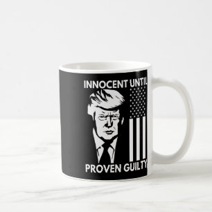 Tot bewezen schuld Trump Mugshot 2024 USA Flag Te Koffiemok