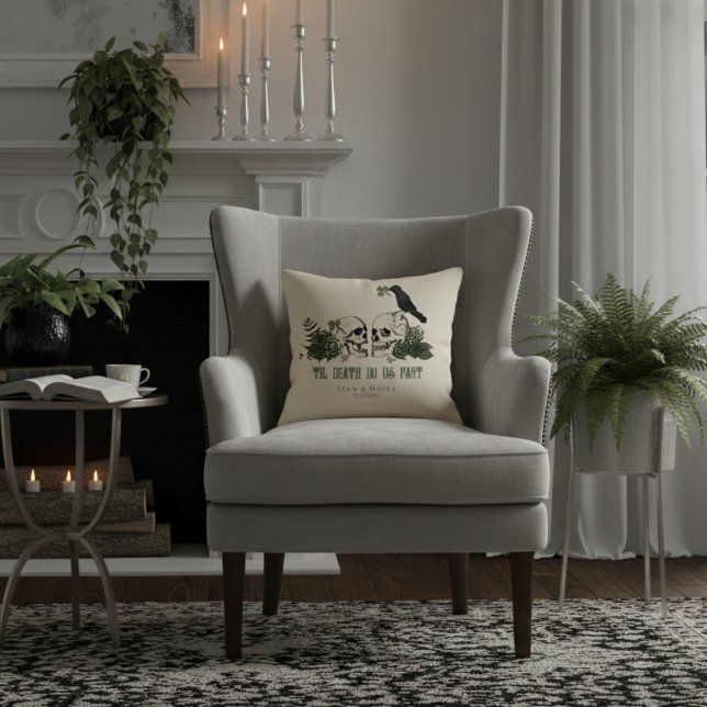 Tot de Dood Gotische St. Patrick's Day Bloemrijke  Kussen (Gothic Irish 'Til Death Do Us Part White Pillow. Goth Illustration of 2 Skulls, Green Roses & Raven)