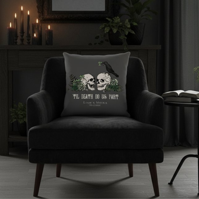 Tot de Dood Zwarte Gotische Ierse Bloemenskelet &  Kussen (Gothic Irish 'Til Death Do Us Part Black Pillow. Goth Illustration of 2 Skulls, Green Roses & Raven)
