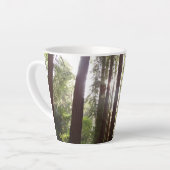 Tot de sequoia's in de ochtend latte mok (Linkerhoek)