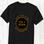 Total Solaire Eclipse 2024 T-shirt personnalisé<br><div class="desc">Fêtez l'Éclipse Solaire Total le 8 avril 2024 avec ce T-shirt personnalisé. Modifiez le nom de famille et l'un des textes pour customiser.</div>