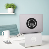 Totale Zonsverduistering - 2024 of aangepaste datu Sticker (Laptop op bureau)