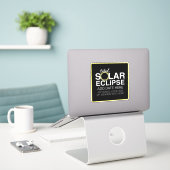 Totale Zonsverduistering - 2024 of aangepaste datu Sticker (Laptop op bureau)