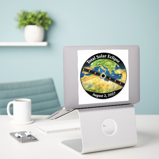 Totale Zonsverduistering 2027 Kaart Sticker (Laptop op bureau)