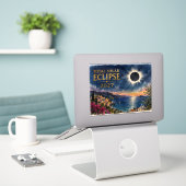 Totale Zonsverduistering 2027 Middellandse Zee Sticker (Laptop op bureau)