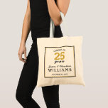 Tote Bag 25e anniversaire de Mariage d'or brille à 25 ans<br><div class="desc">Célébrez le 25e anniversaire du mariage avec ce sac fourre-tout commémoratif de l'anniversaire du mariage Cheers to 25 Years. Ce design moderne comporte une bordure en noir et or avec un texte facile à lire qui dit "CHEERS TO 25 years". Customisez cet article avec vos prénoms et noms de famille...</div>
