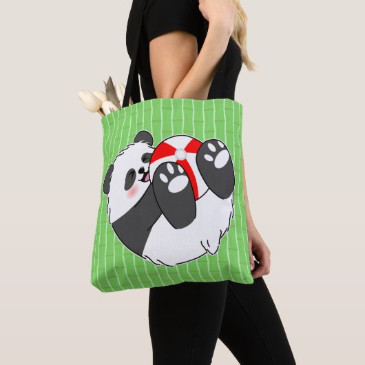 Tote Bag A Cute Baby Panda Playing with a Ball (De près)