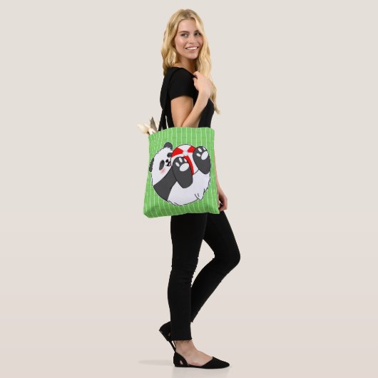 Tote Bag A Cute Baby Panda Playing with a Ball (Sur le modèle)