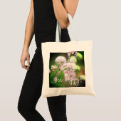 Tote Bag Abeille heureuse avec des fleurs d'Allium diagonal (Devant (produit))
