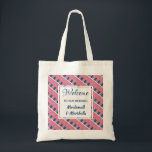 Tote Bag Accueil de mariage de destination Coutume américai<br><div class="desc">Un cadeau de bienvenue pour vos invités à votre mariage de destination AMÉRICAIN. Le design affiche le drapeau des États-Unis dans un motif carrelé, et un panneau central où vous pouvez customiser votre salutation, événement et ajouter votre nom ou votre texte. Un cadeau Merci idéal lorsque vous ajoutez des informations...</div>
