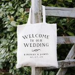 Tote Bag Accueil du Mariage de lettres vintage<br><div class="desc">Les sacs fourre-tout d'accueil mariages simples et chic sont "bienvenue à notre mariage" en style vintage noir typographie de blocs avec une floraison décorative et vos noms et votre date mariage en dessous.</div>