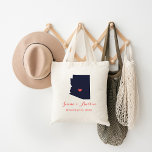 Tote Bag Accueil Mariage Arizona<br><div class="desc">Bienvenue à l'extérieur de la ville mariages invités avec un sac plein de collations et des gâteries personnalisées avec l'état où vous vous mariez et le nom de la mariée et du marié et la date du mariage. Cliquez sur Customiser pour déplacer le coeur pour afficher n'importe quelle ville ou...</div>