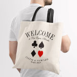 Tote Bag Accueil personnalisé de la suite Las Vegas<br><div class="desc">Un ensemble unique de sacs fourre-tout personnalisés adaptés à votre mariage de destination à Vegas. Il comporte un texte de bienvenue suivi du nom de l'emplacement ou de la personne qui reçoit le sac. Sous ce, un costume de carte noire avec le symbole du coeur surligné en rouge symbolisant l'amour....</div>