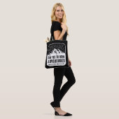 Tote Bag Adventure Awaits Vintage Black and White (Sur le modèle)