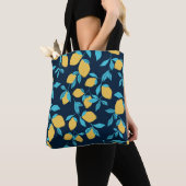 Tote Bag Agrumes simples : citrons sur le bleu. (De près)