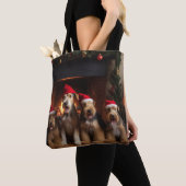 Tote Bag Airedale près de la cheminée Noël (De près)