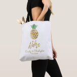 Tote Bag Aloha Tropical Hawaiian Pineapple Wedding Favorise<br><div class="desc">Sac en toile Mariage Aloha Tropical Hawaiian Pineapple Mariage Blanc et Faux Gold Foil pour un mariage Hawaii Destination. Ce sac peut être mis à jour avec le nom de l'Épouse et des Chambres ainsi que la date du mariage.</div>