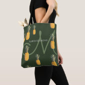 Tote Bag ananas avec nom et initiale sur vert foncé (De près)
