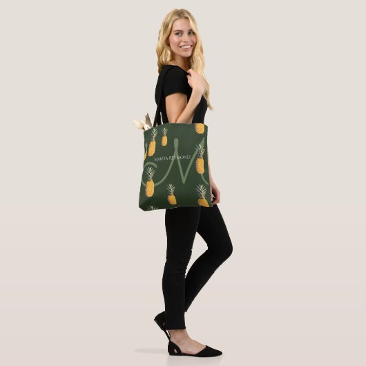 Tote Bag ananas avec nom et initiale sur vert foncé (Sur le modèle)