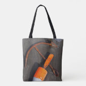 Tote Bag Ancre et balise rouillées sur une plage (Dos)