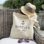 Tote Bag Ancre nautique Destination Mariage Bienvenue<br><div class="desc">Bienvenue invités à votre mariage de destination avec ces sacs fourre-tout personnalisés chic et modernes. Design présente une illustration d'ancre nautique en bleu marine foncé avec votre destination mariage en dessous (avec Montauk, New York) en lettres serif classiques. Ajoutez vos noms sous le script cursif manuscrit, ainsi que l'année. Les...</div>