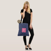 Tote Bag Ancres bleues Motif et Monogramme rose (Sur le modèle)