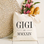 Tote Bag Année Numérique Gigi Roman<br><div class="desc">Un sac fourre-tout minimaliste moderne pour célébrer une grand-mère chic,  cette fourre-tout minimaliste propre dispose de "Gigi" ou votre choix de surnom de grand-mère en écriture serif noire. Personnaliser avec l'année où elle est devenue grand-mère sous les chiffres romains élégants pour une touche chic.</div>