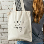 Tote Bag Année personnalisée Vintage 40e anniversaire Cool<br><div class="desc">Le sac fourre-tout du 40e anniversaire de la Vintage année personnalisée ou de l'anniversaire du Cool avec une typographie de script Boho Elégante est la façon parfaite de célébrer un événement marquant. Ce fourre-tout présente un design vintage classique et intemporel, avec une élégante typographie de script boho qui ajoute une...</div>