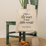 Tote Bag Appréciation de l'enseignant Petites pensées | Per<br><div class="desc">Les enseignants sont vraiment merveilleux et quelle meilleure façon de les faire connaître,  qu'avec l'un de ces enseignants personnalisés sacs fourre-tout d'appréciation. Ce design simple et moderne présente le doux dicton "Il faut un grand coeur pour enseigner aux petits esprits !" un petit coeur rouge mignon et leur nom.</div>