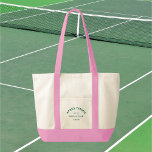 Tote Bag Après Tennis Social Club Green Crest Poignée rose<br><div class="desc">Après Tennis Social Club Green Crest, bracelet rose, sac fourre-tout de tennis. Personnalisez avec l'année et l'emplacement. Parfait pour transporter vos essentiels de tennis, comme cadeau pour un amoureux du tennis ou comme sacs-cadeaux pour un bachelier à thème de tennis ou une fête de bachelorette. Conçu pour correspondre à notre...</div>