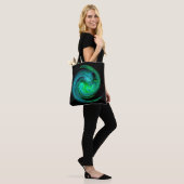 Tote Bag AQUA BLEU VERT VORTEX Fractal Swirl Noir (Sur le modèle)