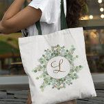 Tote Bag Aquarelle Monogramme Eucalyptus Vert Plutôt<br><div class="desc">Belle illustration verte peinte à la main d'aquarelle d'eucalyptus avec des accents de parties scintillant faux or. Personnalisez facilement avec votre monogramme de script manuscrit personnalisé ou n'importe quel texte.</div>