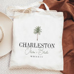 Tote Bag Aquarelle Palm Destination Mariage Bienvenue<br><div class="desc">Bienvenue invités à votre mariage de destination avec ces sacs fourre-tout personnalisés chic et modernes. Design présente une illustration de palmier aquarelle avec votre destination mariage sous (illustrée avec Charleston) en lettres serif classiques. Ajoutez vos noms en dessous en écriture cursive vert foncé, ainsi que l'année (en chiffres romains pour...</div>