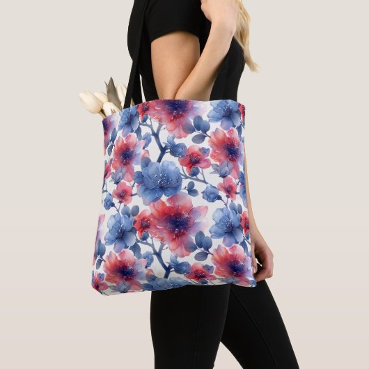 Tote Bag Aquarelle rouge, fleurs bleues sur le blanc (De près)