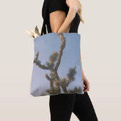 TOTE BAG ARBRE VERT ET BROWN SOUS LE CIEL BLEU (De près)