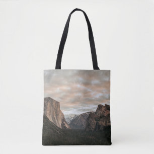 TOTE BAG ARBRES VERTS PRÈS DE LA MONTAGNE BROWN SOUS LE CIE