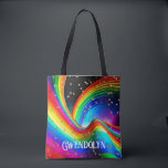 Tote Bag Arc en ciel et étoiles d'or<br><div class="desc">Ce design sac fourre-tout présente une belle tourbillon arc-en-ciel en trois dimensions et des vagues sur un ciel nocturne,  avec des faux étoiles dorées éparpillées. Amusant et unique. Personnalisez-le avec un prénom ou un nom de famille. Ça fait un grand cadeau ! Créé par Simply Farmhouse Press.</div>