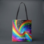 Tote Bag Arc en ciel et étoiles d'or<br><div class="desc">Ce design sac fourre-tout présente une belle tourbillon arc-en-ciel en trois dimensions et des vagues sur un ciel nocturne,  avec des faux étoiles dorées éparpillées. Amusant et unique. Personnalisez-le avec un prénom ou un nom de famille. Ça fait un grand cadeau ! Créé par Simply Farmhouse Press.</div>