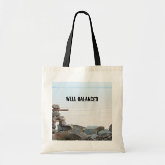 Tote Bag Art de l'empilement de roches par la plage. photo
