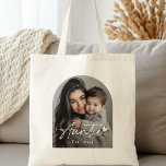 Tote Bag Auntie Est année manuscrite écriture coeur<br><div class="desc">Sac fourre-tout avec le texte "Tante" dans une police manuscrite de script avec un petit coeur à la fin et l'année ci-dessous comme superposition sur votre photo personnalisée.</div>