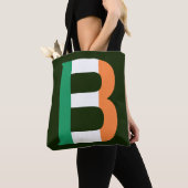 Tote Bag B Monogramme superposé sur la plaque du drapeau ir (De près)