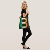 Tote Bag B Monogramme superposé sur la plaque du drapeau ir (Sur le modèle)