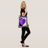Tote Bag B&W Purple Hearts Beating (Sur le modèle)