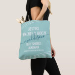 Tote Bag Bachelorette Besoins Plages Booze Texte modifiable<br><div class="desc">Sac fourre-tout de plage personnalisé avec do-it-yourself amusant Voyage Citation comme "Besties Beaches & Booze" - ou tapez dans tout ce que vous voulez - avec nom personnalisé, emplacement, occasion, et date ou année sur un bleu turquoise turquoise et marine design avec des bandes minces inclinées et un élégant script...</div>