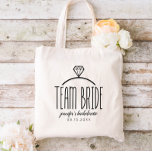 Tote Bag Bachelorette de l'équipe<br><div class="desc">L'équipe épouse fourre-tout avec une illustration d'une bague en diamant. Personnalisez avec le nom de la mariée dans un joli script de calligraphie.</div>