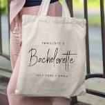 Tote Bag Bachelorette | Éclaireur de script minimaliste mod<br><div class="desc">Cette conception personnalisée de Bachelorette Party comporte une typographie manuscrite. Vous pouvez facilement personnaliser le nom,  la date,  le nom de la mariée ou votre message personnalisé ! L'accessoire parfait pour une fête de bachelorette ou un week-end de bachelorette !</div>