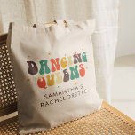 Tote Bag Bachelorette Personnalisée Retro Dancing Queens<br><div class="desc">Custom Bachelorette Party Retro Dancing Queens sac fourre-tout vous pouvez customiser avec le nom de la mariée. Sac fourre-tout de conception rétro de la fête de la mariée parfaits</div>