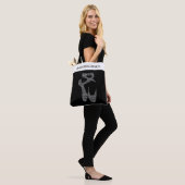 Tote Bag Ballet Pointe Chaussure Typographie noir et blanc (Sur le modèle)