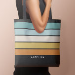 Tote Bag Bandes de coucher de soleil rétroactives avec nom<br><div class="desc">Rugby Stripes - Un motif preppy avec des rayures audacieuses et un nom. Si votre art doit encore être ajusté,  cliquez sur le bouton Personnaliser. Cela vous mènera à un espace design où vous pouvez déplacer les choses et même changer de couleurs !</div>
