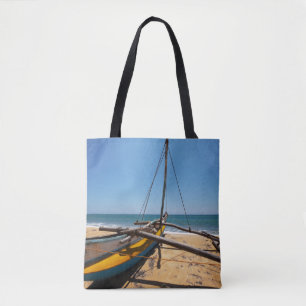 Tote Bag Bateau de pêche amarré sur la plage